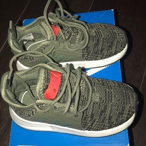 BOYS' TODDLER ADIDAS X_PLR (in Great condition)